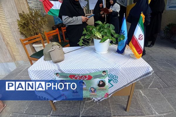 تجلیل از فرمانده واحد بسیج دانش‌آموزی دبیرستان فرزانگان قوچان 