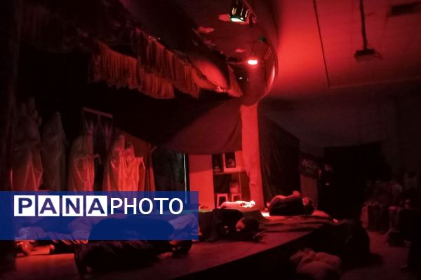 «روایت زمان»؛ هنرنمایی تئاتری در ستایش شهدا روی صحنه فرهنگسرای رازی ورامین