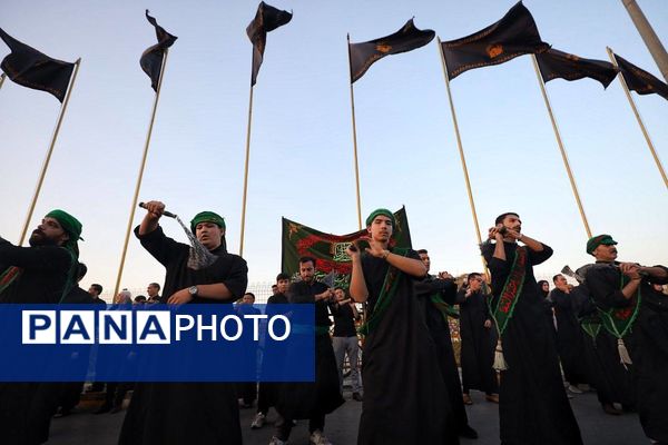 رود اشک و عشق در مسیر حرم همزمان با شکوه عزاداری هیئات‌ در خیابان‌های مشهد