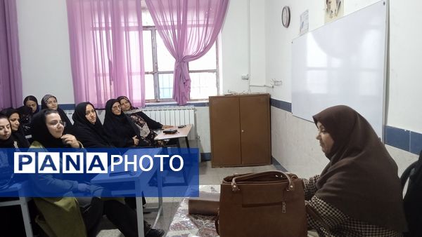 جلسه انجمن اولیا و ارائه کارنامه های هشدار به والدین در مدرسه شهید نجفی فدافن