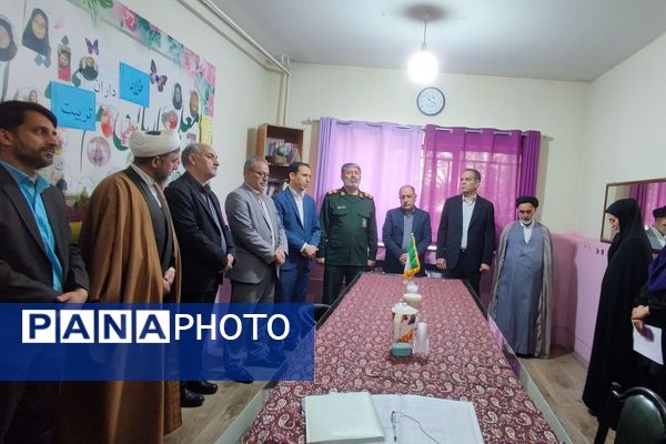 دیدار و تکریم مسئولین شهری با فرهنگیان دبستان ستایش و صابران یک به مناسبت هفته معلم
