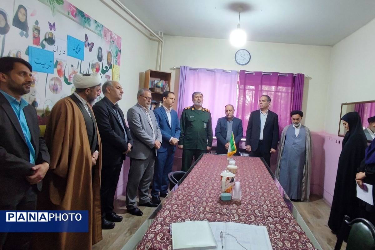 دیدار و تکریم مسئولین شهری با فرهنگیان دبستان ستایش و صابران یک به مناسبت هفته معلم