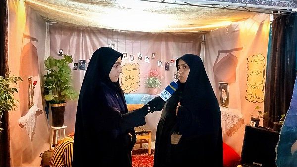 در غرفه «حدیث ایثار»خانواده‌های معظم شهدا به بیان خاطرات، زندگینامه و سیره شهدا می‌پردازند