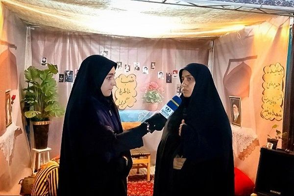 در غرفه «حدیث ایثار» خانواده‌های معظم شهدا به بیان خاطرات، زندگینامه و سیره شهدا می‌پردازند