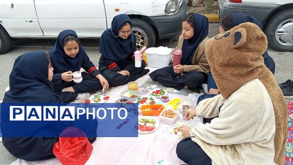 دختران شاد با صبحانه سالم در دبیرستان هیات امنایی فرزانگان ملارد