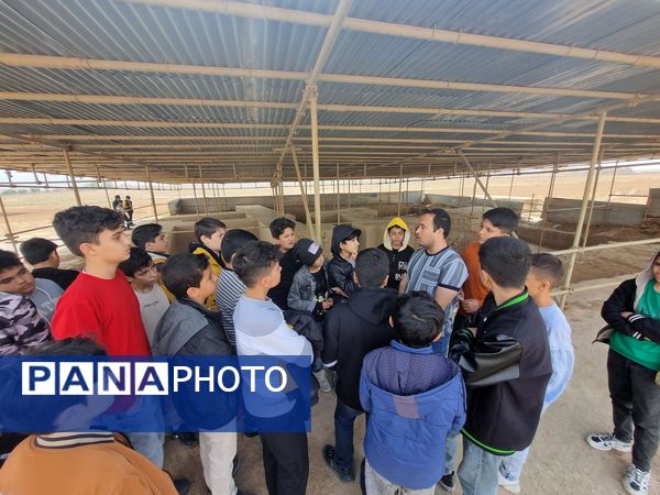 بازدید دانش‌آموزان دبیرستان نمونه دولتی پژوهش آشخانه از محوطه تاریخی ریوی