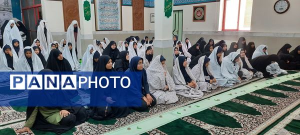 محفل نماز جماعت در دبیرستان نمونه دولتی مهشید مصلی نژاد