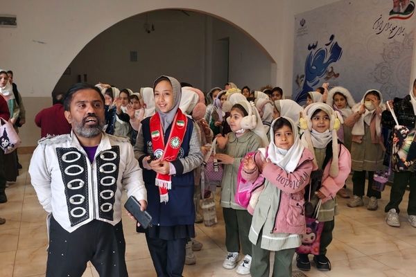 برگزاری سیرک لی‌لی پوت‌ها در اداره آموزش و پرورش رباط‌کریم