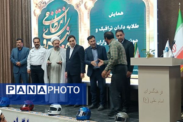 فرهنگ‌سازی با عمل؛ اهدای کلاه ایمنی رایگان در همایش طلایه‌داران ترافیک شهریار