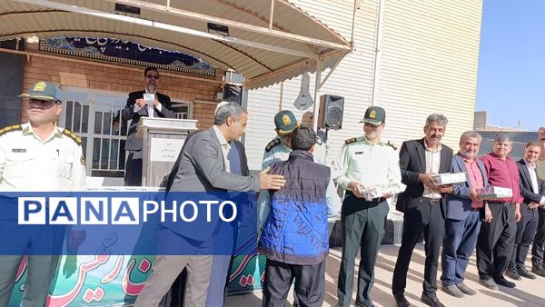 تقدیر مدیر دبیرستان رئیس زاده از پرسنل نیروی انتظامی خلیل آباد