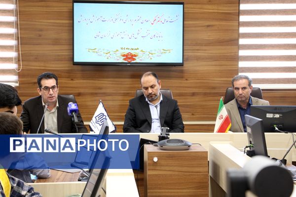 نشست معاون پرورشی و فرهنگی وزیر آموزش و پرورش با دانش آموزان پسر عضو تشکل‌های دانش‌آموزی 