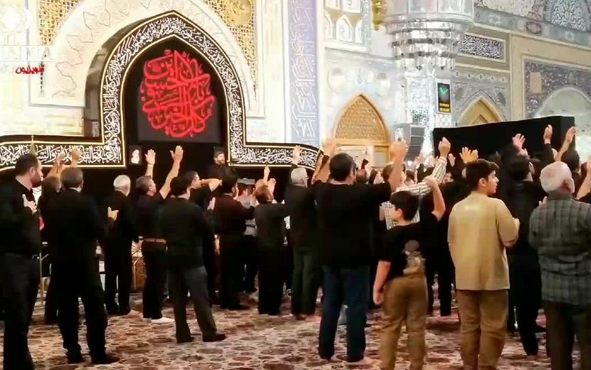 زائران در حرم امام رضا(علیه السلام) با عشق و وفا دادی صدای حق را بلند کردند