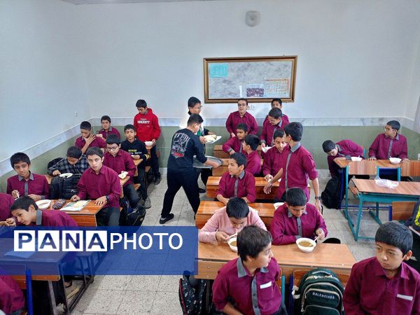پخش غذای نذری بین دانش آموزان دبیرستان میثاق 