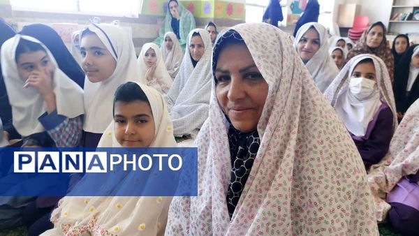 نماز مادر و دختری به مناسبت روز دانش‌آموز در دبستان دخترانه اندیشه