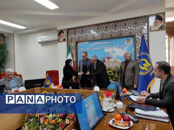نشست خبری مدیرکل  کمیته امداد امام خمینی با خبرنگاران استان اصفهان