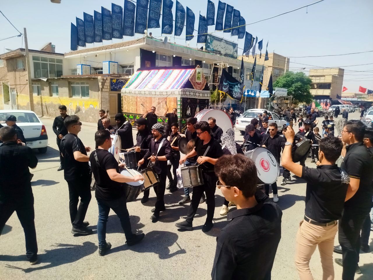حماسه زنجیرزنی در فدافن؛ عزاداری دهه اول محرم با حضور پرشور جوانان