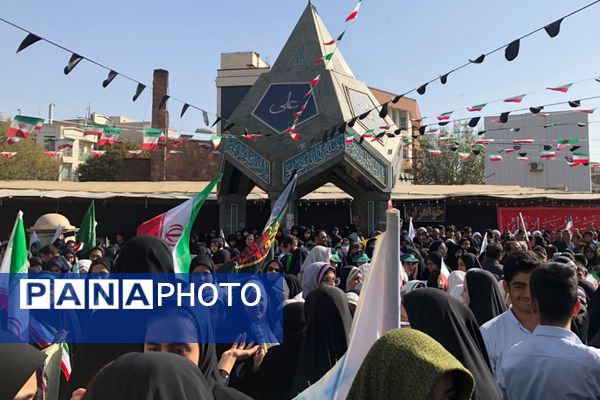 اجتماع عظیم دانش آموزان ناحیه دو شهرری به مناسبت یوم الله ۱۳ آبان در میدان نماز