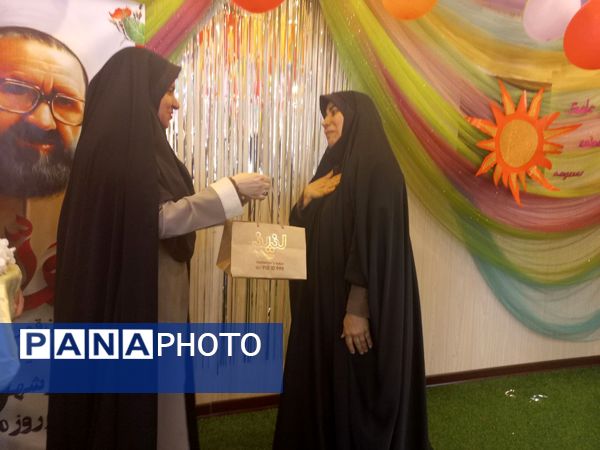 مراسم روز معلم به مناسبت هفته معلم در دبستان شاهد تحقیقی