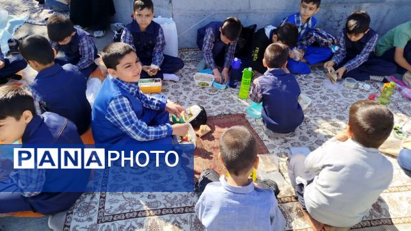 ترویج تغذیه سالم با برگزاری اردوی حیاطی در دبستان فطرت