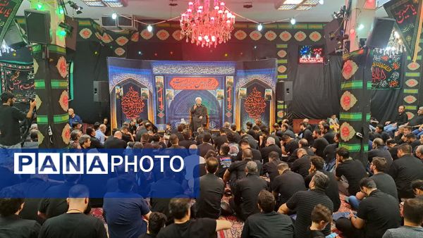 تجمع عظیم عاشقان در روز عاشورا به یاد امام حسین(ع)