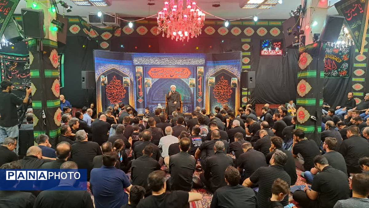 تجمع عظیم عاشقان در روز عاشورا به یاد امام حسین(ع)