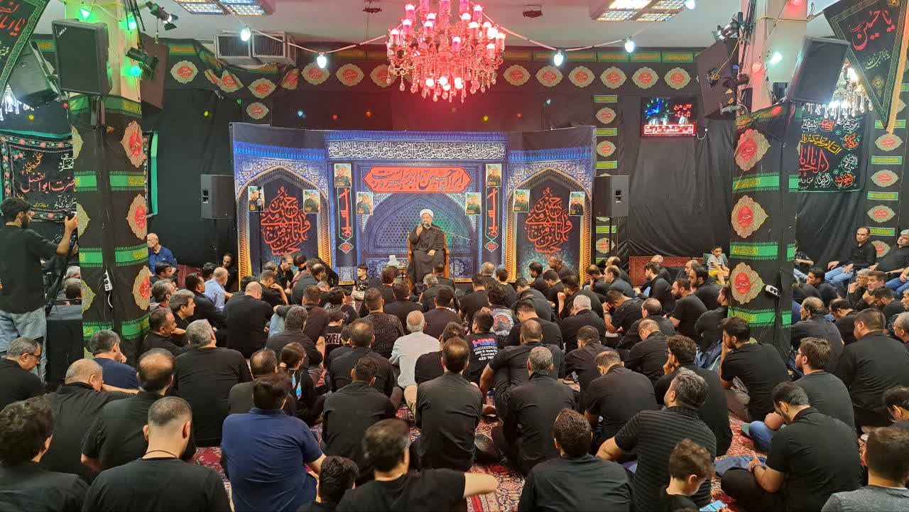 تجمع عظیم عاشقان در روز عاشورا به یاد امام حسین(ع)