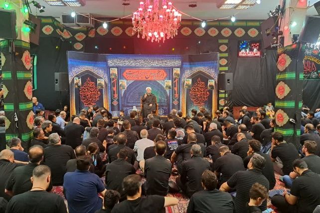 تجمع عظیم عاشقان در روز عاشورا به یاد امام حسین(ع)