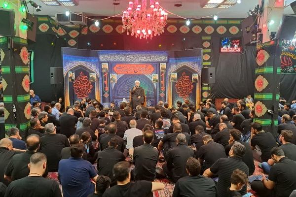 تجمع عظیم عاشقان در روز عاشورا به یاد امام حسین(ع)