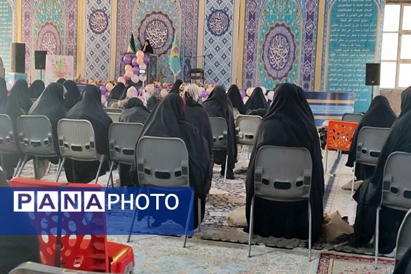 دکلمه‌خوانی دانش‌آموزان در مقابل مادران شهرستان قدس به‌مناسبت روز مادر