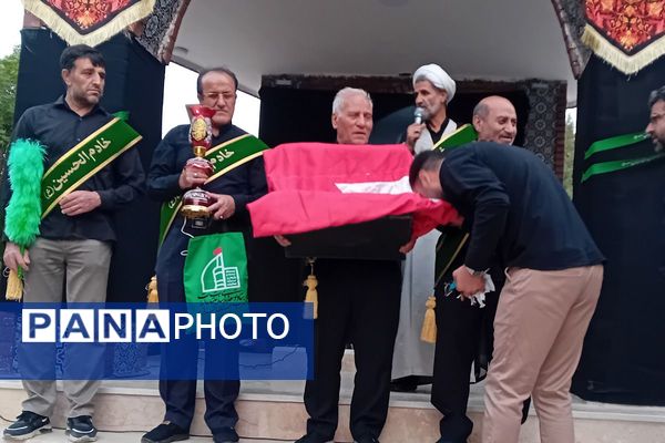 مراسم عزاداری حسینی با حضور خادمین و پرچم کربلا در بوستان فدک اصیل آباد 