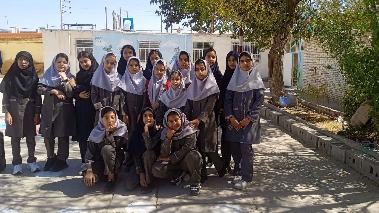 عکس یادگاری دانش آموزان دبستان شهید نجفی فدافن کاشمر