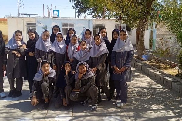 عکس یادگاری دانش آموزان دبستان شهید نجفی فدافن کاشمر