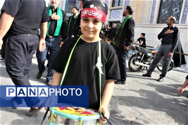 حضور پرشور کودکان قمی در دسته‌های عزاداری روز تاسوعا 