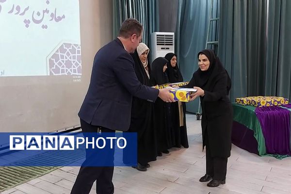 مراسم تجلیل از معاونین پرورشی، مربیان تربیتی و مشاورین مدارس منطقه کهریزک 