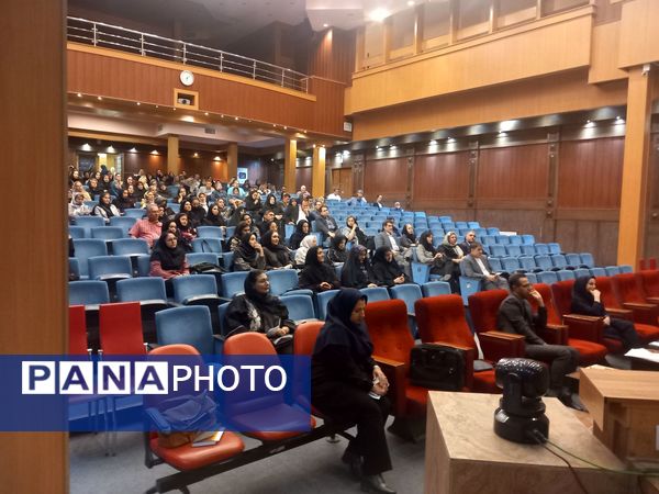 اولین مجمع عمومی انجمن اولیا ومربیان دبیرستان آرمینه مصلی نژاد ناحیه ۶