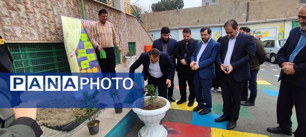 دانش‌آموزان و مسئولین شهرستان ملارد، در روز درختکاری جوانه‌های امید را به زمین هدیه دادند