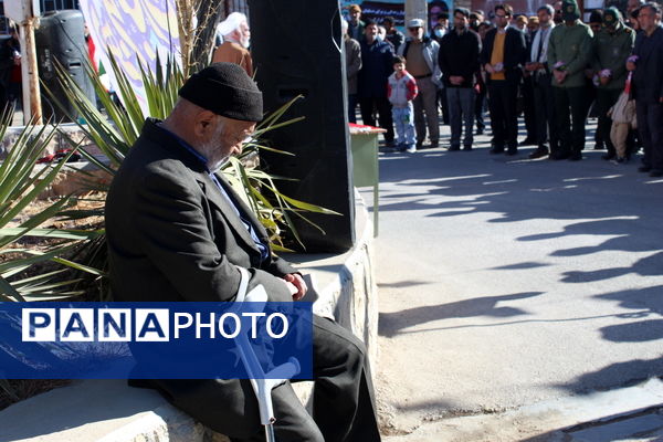 تمثال مبارک امام خمینی(ره) در شهر درق گلباران شد 