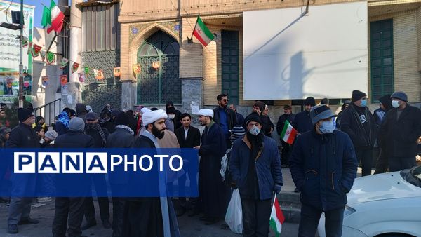 مردم غیور ملارد با حضور پرشور خود در راهپیمایی ۲۲ بهمن، ثابت کردند که همچنان پای انقلاب اسلامی ایستاده‌اند.
