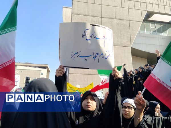  راهپیمایی  روز دانش آموز در مشهد با قلب هایی از جنس عزای حضرت فاطمه (س)