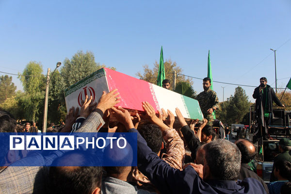 جلوه‌هایی از حضور نوجوانان در مراسم تشییع و خاکسپاری شهدای گمنام