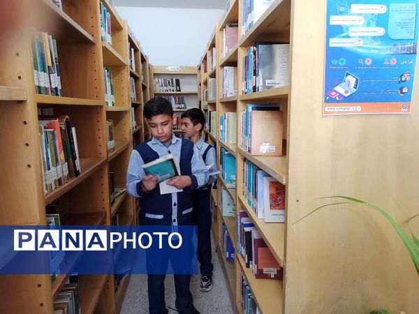 میزبانی کتابخانه امام حسین (ع) از دانش‌آموزان خاتم 