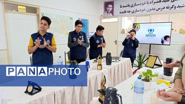 تجلیل از دانش آموز خبرنگاران پسر فعال در مانور خبرگزاری پانا در سازمان دانش آموزی استان خراسان رضوی