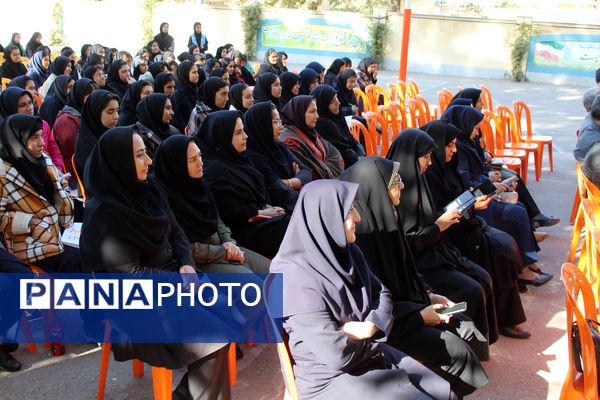 گرامیداشت روز آزمایشگاه در دبیرستان دخترانه شاهد غرویان وکیلی (۲۲)