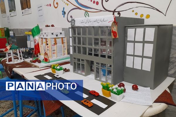 برپایی نمایشگاه به‌مناسبت هفته پژوهش در هنرستان بدیع مشهد