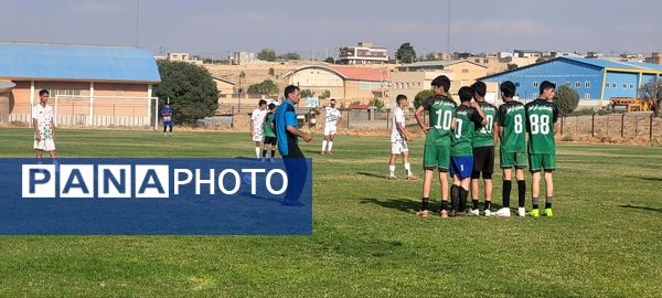 برگزاری مسابقه فوتبال بین تیم‌های  ذوب آهن اصفهان و ذوب آهن شهرکرد در زمین چمن شهر سامان 