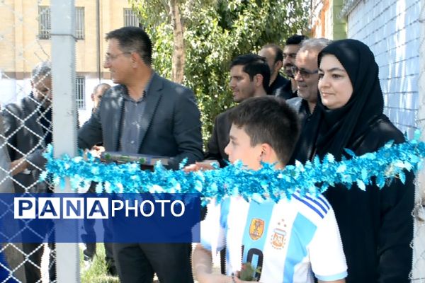 برگزاری آیین افتتاحیه زمین چمن مصنوعی هنرستان صنعت پژوهشان و مدرسه سردار سلیمانی بهارستان ۲