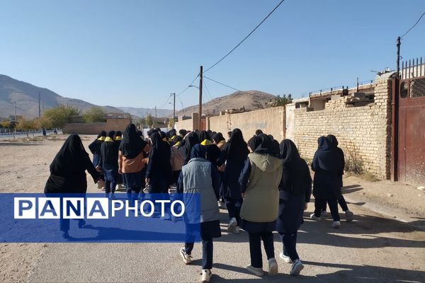 حضور دانش آموزان دبیرستان طالقانی داریون در تجمع ۱۳ آبان