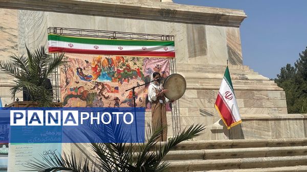 فرزندان ایران زمین در کنار آرامگاه حکیم‌ توس