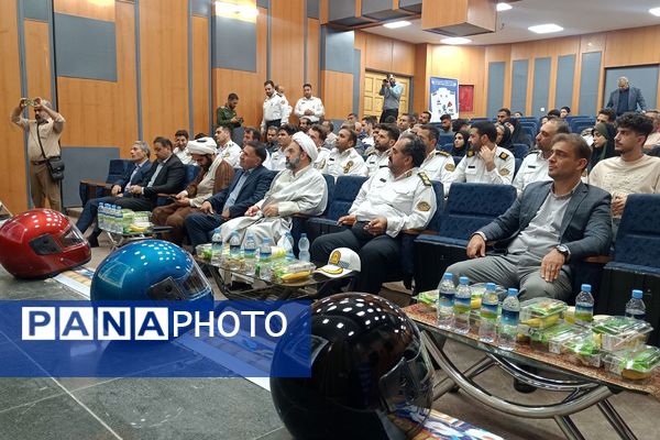 فرهنگ‌سازی با عمل؛ اهدای کلاه ایمنی رایگان در همایش طلایه‌داران ترافیک شهریار