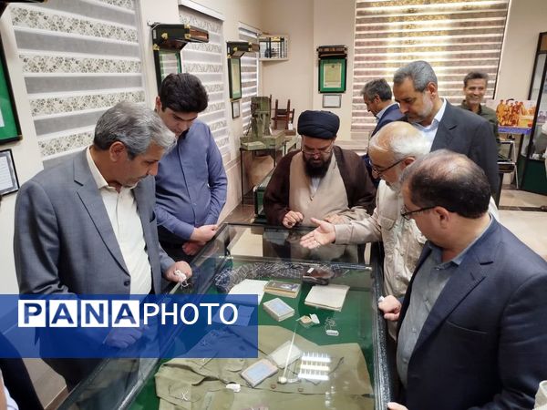 بازدید فرماندار کاشمر از موزه دفاع مقدس در زیارتگاه شهید مدرس(ره)